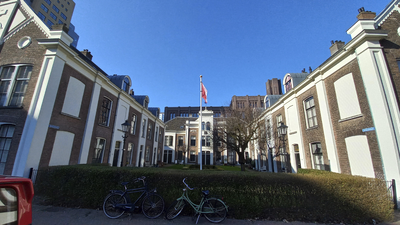 904110 Gezicht op de gebouwen van de Liefdadige Vereeniging van de Heilige Joseph aan de Sterrenhof te Utrecht.